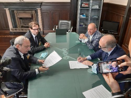 Il vicegovernatore Riccardo Riccardi (a destra nella foto) firma il protocollo d'intesa sulla prevenzione della diffusione del Covid-19 nelle aziende con il presidente di Confindustria FVG Giuseppe Bono. Da sinistra a destra: Bono, Massimiliano Ciarrocchi, direttore generale di Confindustria Alto Adriatico, Antonio Poggiana, direttore generale di Asugi, e Riccardi 